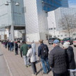Kolejka na antycovidowe zastrzyki w budynku sztokholmskich targów przerobionym na centrum szczepień
