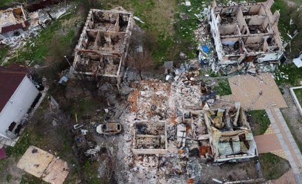 Zniszczenia na terenach mieszkalnych w miejscowości Moszczun pod Kijowem