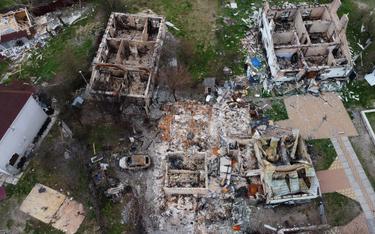 Zniszczenia na terenach mieszkalnych w miejscowości Moszczun pod Kijowem
