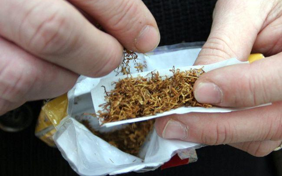 Udostępnianie urządzeń do skręcania papierosów z tytoniu z zapłaconą akcyzą na własny użytek nie jes