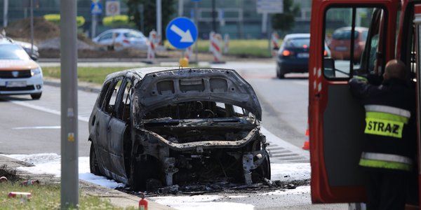 Straż pożarna podlicza pożary: auta na prąd nie palą się częściej niż spalinowe
