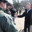 Mariusz Błaszczak w czasie wizyty w 1. Warszawskiej Brygadzie Pancernej w Wesołej