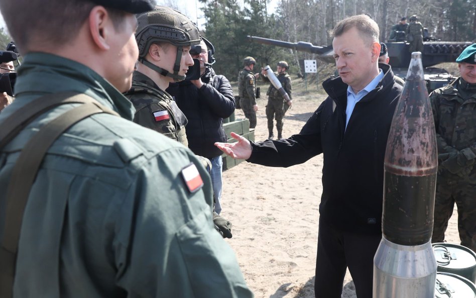 Mariusz Błaszczak w czasie wizyty w 1. Warszawskiej Brygadzie Pancernej w Wesołej