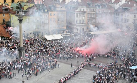 By uczcić powstańców mieszkańcy Warszawy stworzyli na placu Zamkowym symbol Polski Walczącej