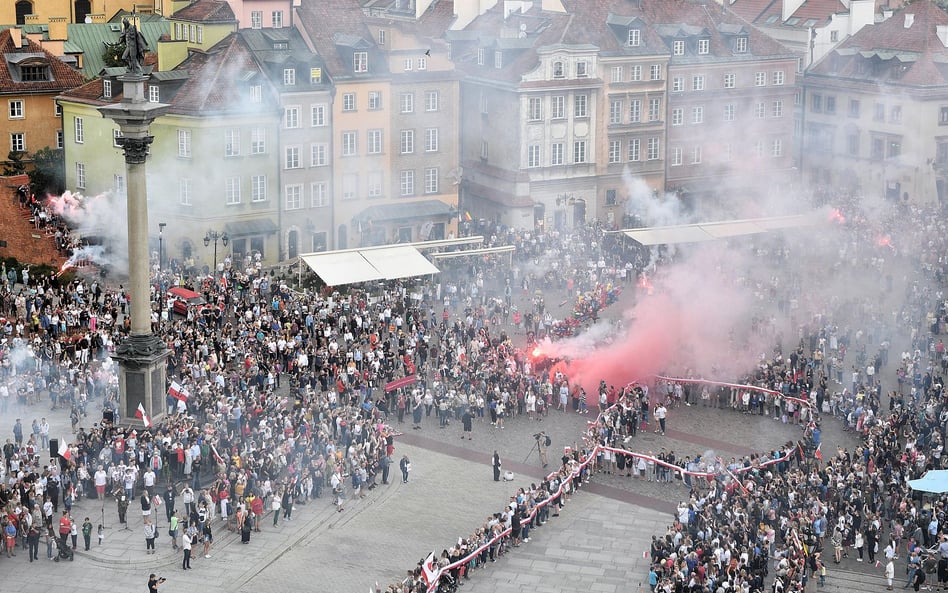 By uczcić powstańców mieszkańcy Warszawy stworzyli na placu Zamkowym symbol Polski Walczącej