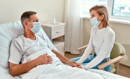 Czy niezaszczepieni mogą odwiedzać bliskich w szpitalach? Rzecznik wyjaśnia