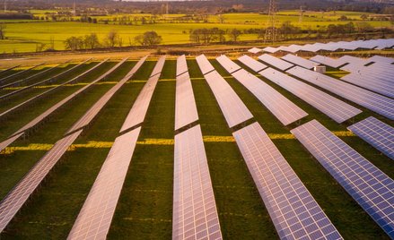 Rekordowe ceny energii elektrycznej przekładają się także na rosnące zyski branży OZE, gdzie koszty 