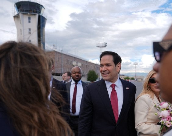 Sekretarz stanu USA Marco Rubio na lotnisku w Erywaniu