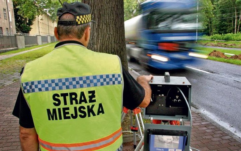 Wśród samorządowców i mieszkańców zdania są podzielone: czy straż miejska (na zdjęciu w Szczecinie) 