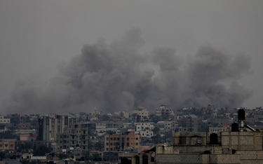 Kłęby dymu nad Chan Junus w Strefie Gazy