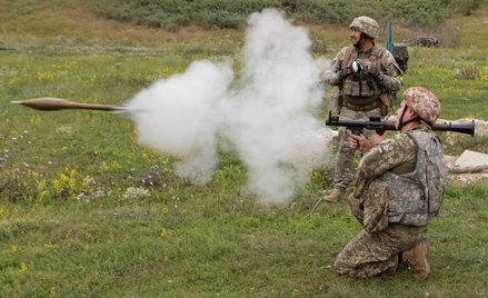 Żołnierze ukraińskiej brygady piechoty podczas ćwiczeń z ręcznym granatnikiem przeciwpancernym RPG-7