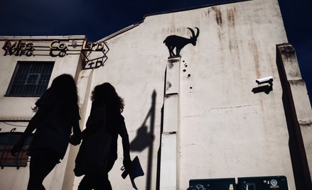 Banksy stworzył w dobę dwa nowe murale. Co przedstawiają?