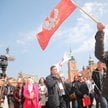 Jan Zbigniew Potocki podczas manifestacji poparcia dla niego na pl. Zamkowym w Warszawie