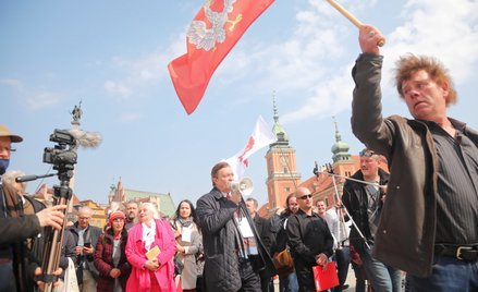 Jan Zbigniew Potocki podczas manifestacji poparcia dla niego na pl. Zamkowym w Warszawie