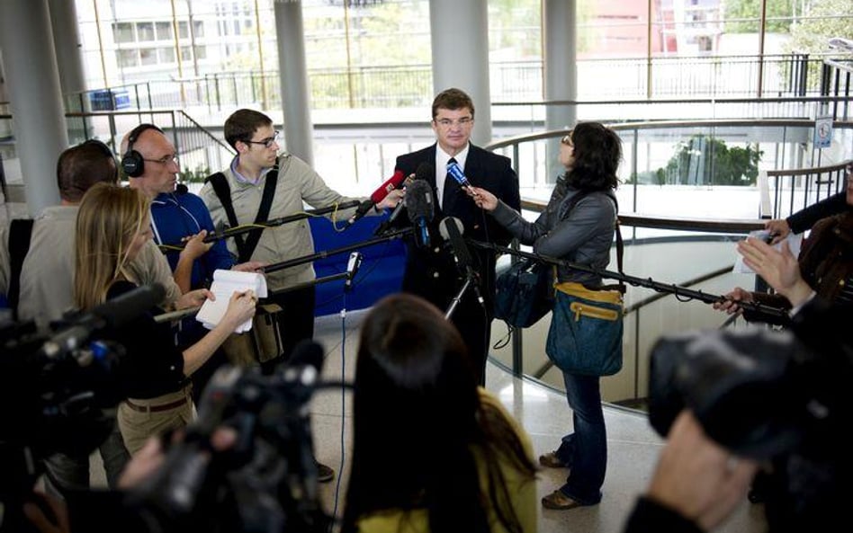 Wice - prezes Air France, Eric Schramm, podczas konferencji prasowej mówi o przyczynach katastrofy