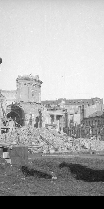 Widok na zniszczony przez Niemców kościół św. Aleksandra na placu Trzech Krzyży w Warszawie, 1945 r.