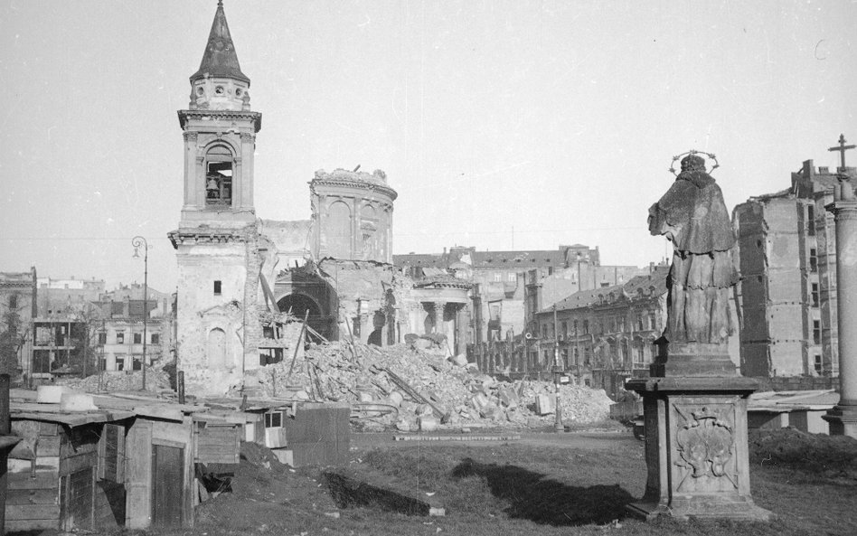 Widok na zniszczony przez Niemców kościół św. Aleksandra na placu Trzech Krzyży w Warszawie, 1945 r.