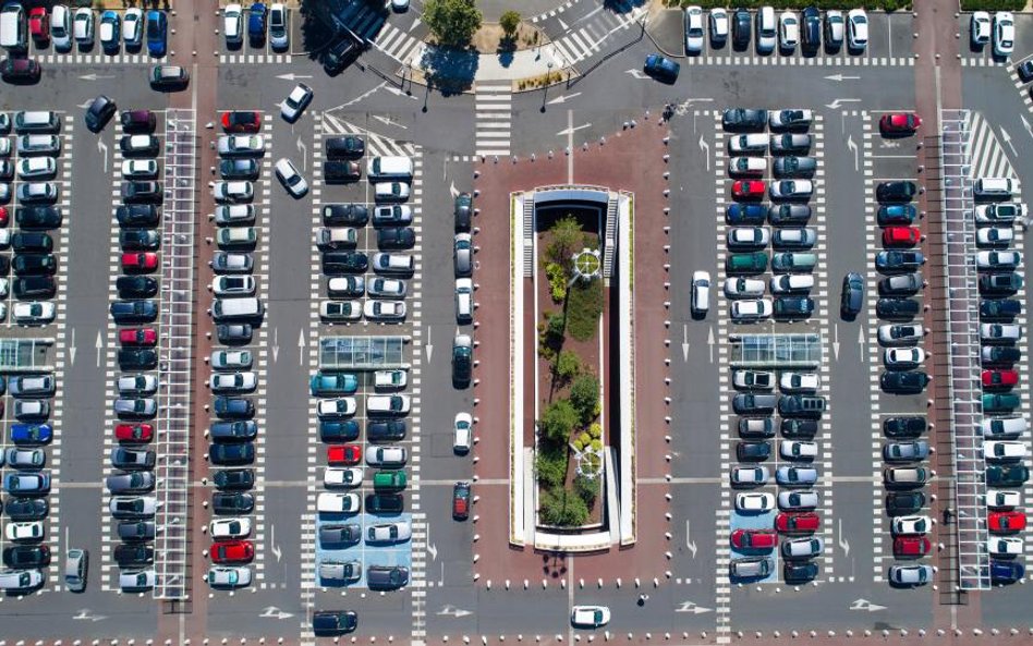 Opłata za pozostawienie auta na parkingu P+R po upływie doby parkingowej a VAT