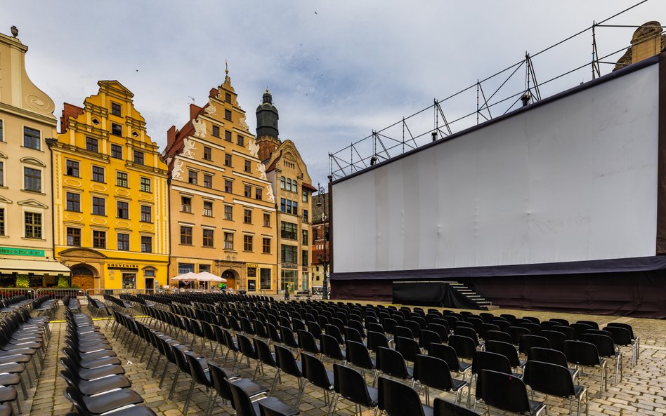 Letnie pokazy organizowane są w różnych polskich miastach, m.in. we Wrocławiu