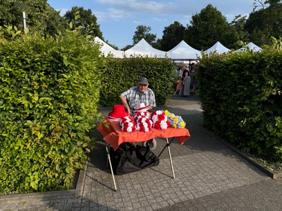 Na imprezie można było kupić wianki w narodowych barwach