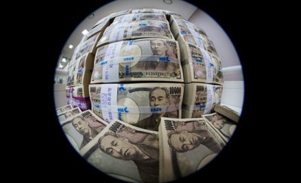 Algorytmy potrząsnęły jenem?