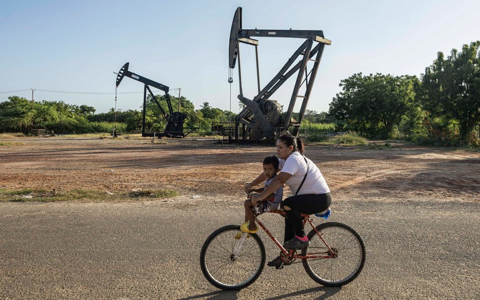 Platformy wiertnicze ropy naftowej w mieście Cabimas w Wenezueli