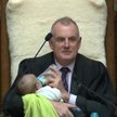 Nowa Zelandia: Spiker parlamentu karmił niemowlę podczas posiedzenia
