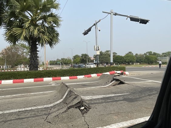 Trzęsienie ziemi. Uszkodzona droga w Mjanmie