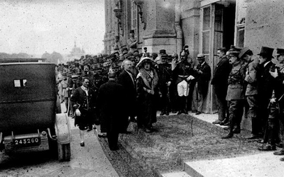 Ignacy Paderewski przybywa do Wersalu 28 czerwca 1919 roku. Tego samego dnia wraz z Romanem Dmowskim