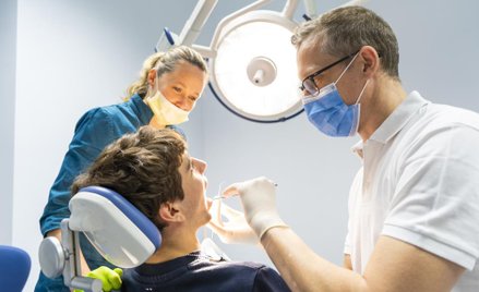 Nawet 350 zł więcej za usługę. UOKiK reaguje ws. tzw. opłat covidowych