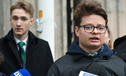 Prezes fundacji Akcja Demokracja Jakub Kocjan (na zdjęciu z prawej) jest bliski środowisku Koalicji 