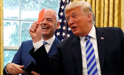 Prezydent FIFA Gianni Infantino i prezydent USA Donald Trump w Gabinecie Owalnym (zdjęcie z 2018 r.)