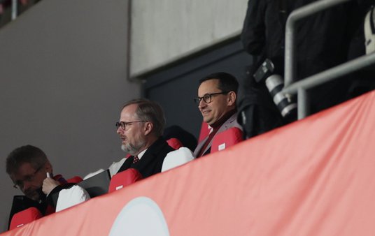 Premierzy Czech i Polski - Petr Fiala i Mateusz Morawiecki - na meczu w Pradze