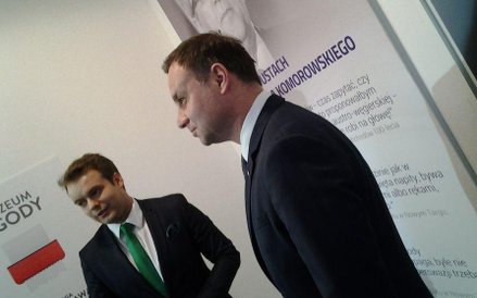 Po "muzeum" oprowadził Dudę i dziennikarzy "kustosz" znany ze wcześniejszych konwencji kandydata PiS