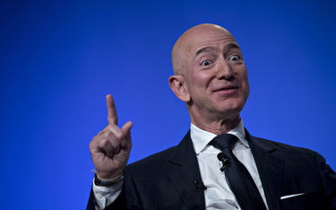 Jeff Bezos ma już 200 mld dol. majątku. Ale szybciej zyskuje Elon Musk
