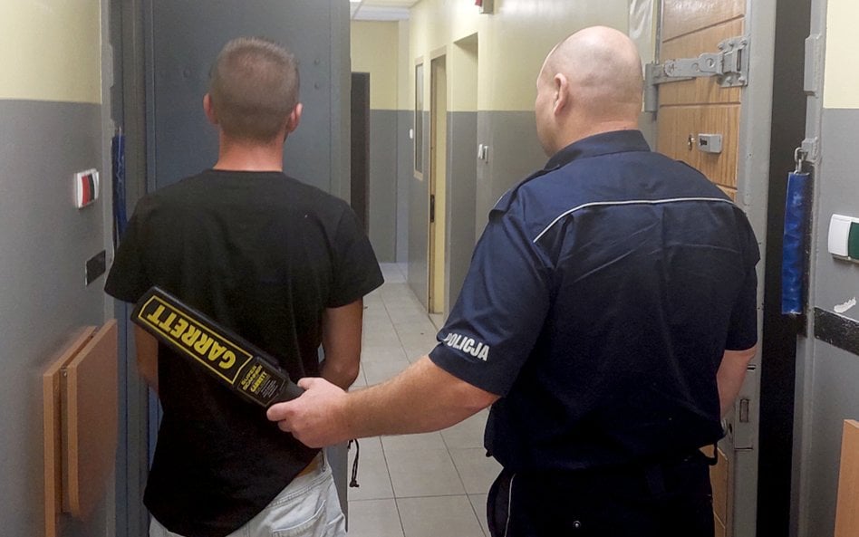 24-letni mężczyzna usłyszał zarzuty posiadania nielegalnych substancji oraz paserstwa