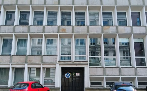 Budynek został zaprojektowany w 1952 roku i jest przykładem powojennego modernizmu