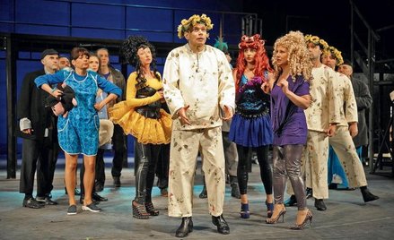 Reżyser wprowadził na scenę postaci kojarzące się z kulturą masową, dzisiejszym stylem życia, popkul