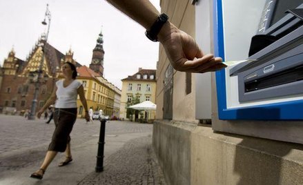 Na wypłatę gotówki trzeba czekać kilka dni