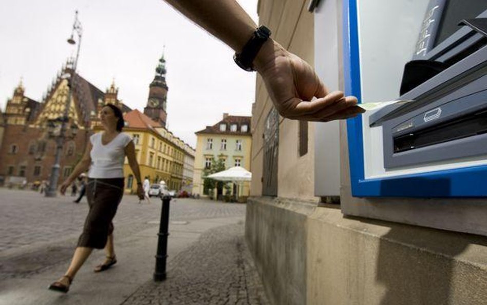 Na wypłatę gotówki trzeba czekać kilka dni