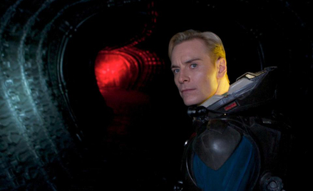 Michael Fassbender jako android towarzyszący ekipie badawczej