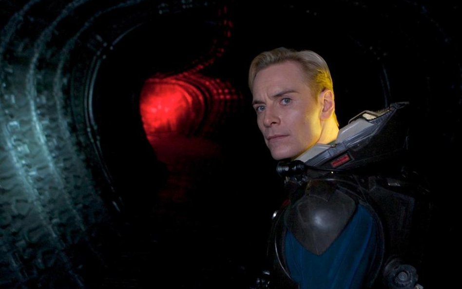 Michael Fassbender jako android towarzyszący ekipie badawczej