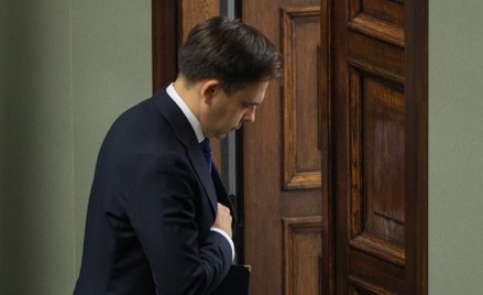 Minister finansów Andrzej Domański opuszcza salę plenarną Sejmu w Warszawie