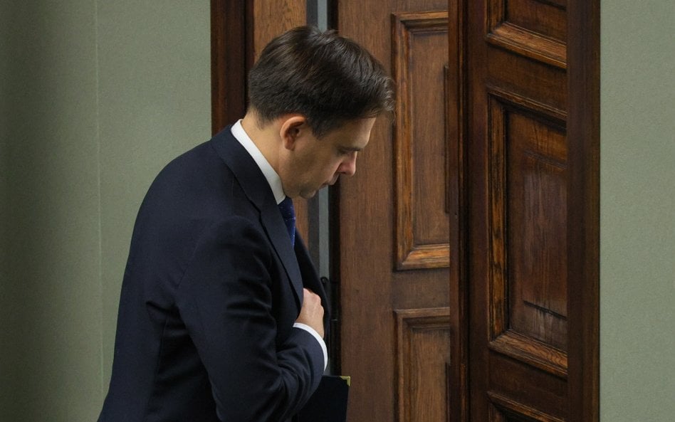 Minister finansów Andrzej Domański opuszcza salę plenarną Sejmu w Warszawie