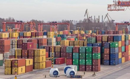 W zagranicznym handlu towarami jesteśmy 1,6 mld euro na minusie, za to w wymianie usług aż 9,1 mld e