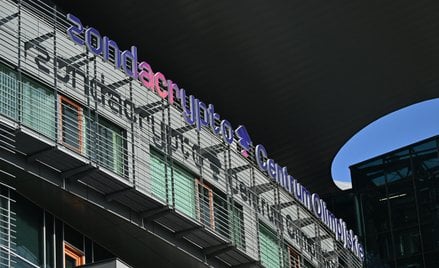 Centrum Olimpijskie PKOl mieszczące się przy Wybrzeżu Gdyńskim na warszawskiem Żoliborzu z logo Zond