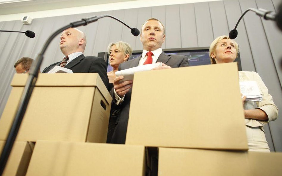 Sierpień 2011. Przekazanie marszałkowi Sejmu podpisów pod obywatelskim projektem ustawy w sprawie Lo
