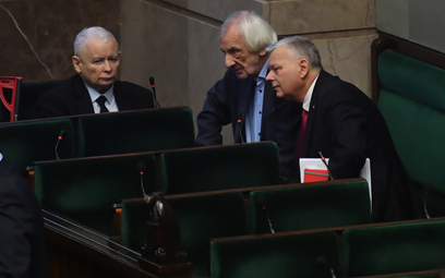 Prezes Prawa i Sprawiedliwości Jarosław Kaczyński (L), wicemarszałek Sejmu Ryszard Terlecki (C) i po