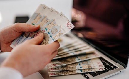 Czy przelew między kontami małżonków to darowizna? Krajowa Informacja Skarbowa wyjaśnia