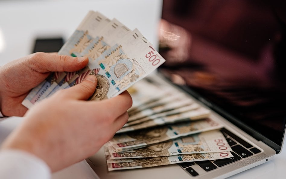 Czy przelew między kontami małżonków to darowizna? Krajowa Informacja Skarbowa wyjaśnia